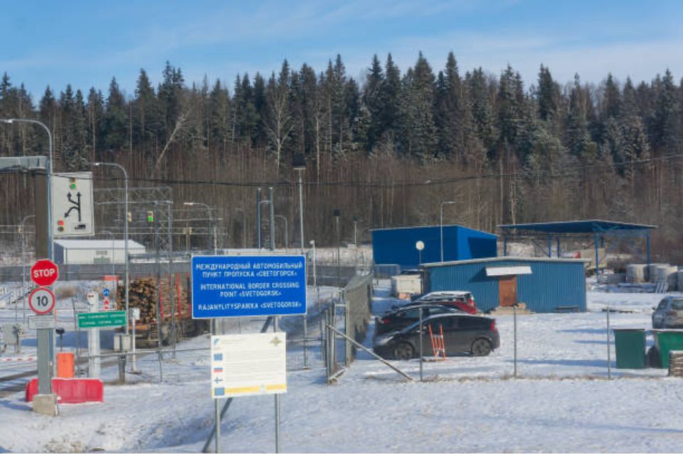 핀란드가 러시아 국경 통과를 감시함에 따라 국경 지원 확대