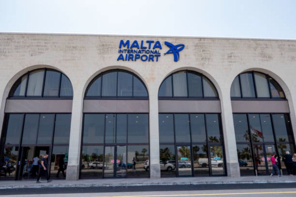 몰타 공항의 승객 수가 팬데믹 이전 수준을 뛰어넘으며 급증했습니다.