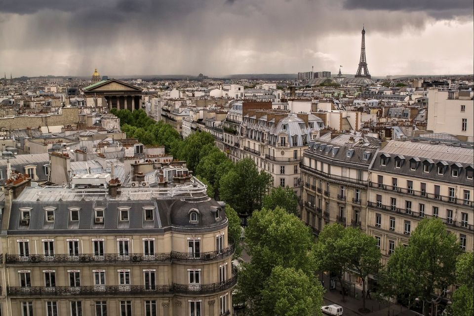 넷플릭스 쇼로 활기를 되찾은 프랑스의 관광 산업